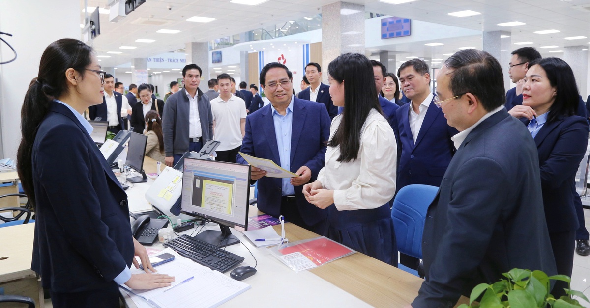 Thủ tướng thăm Trung tâm Phục vụ hành chính công tỉnh Quảng Ninh