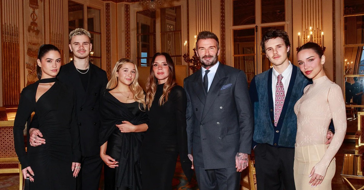 Victoria Beckham nhận Huân chương Văn học Nghệ thuật Pháp, con trai Brooklyn vẫn không có mặt