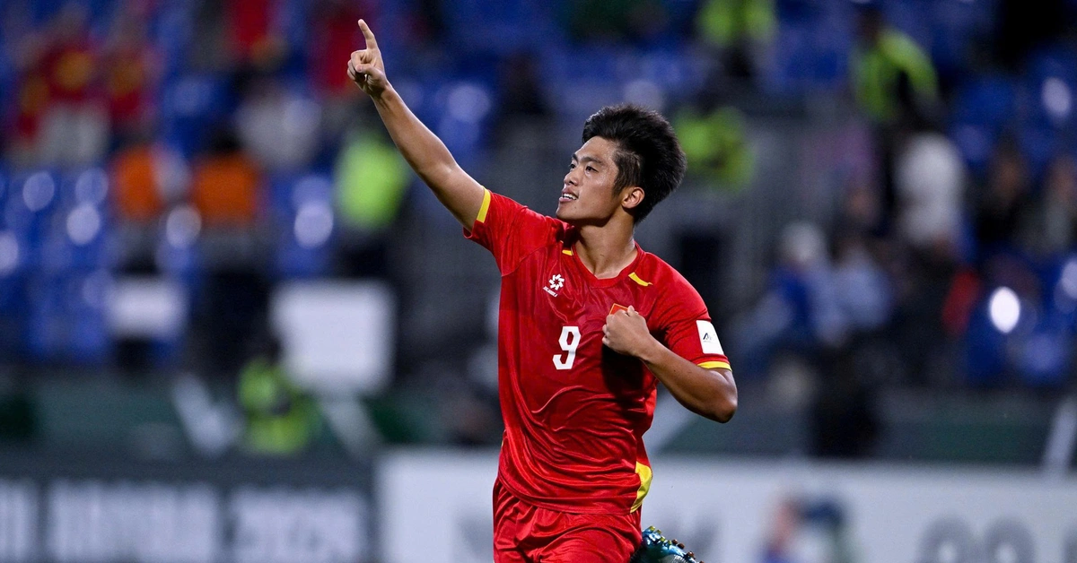 Vừa về Việt Nam, tiền đạo Quốc Việt đã được vinh danh