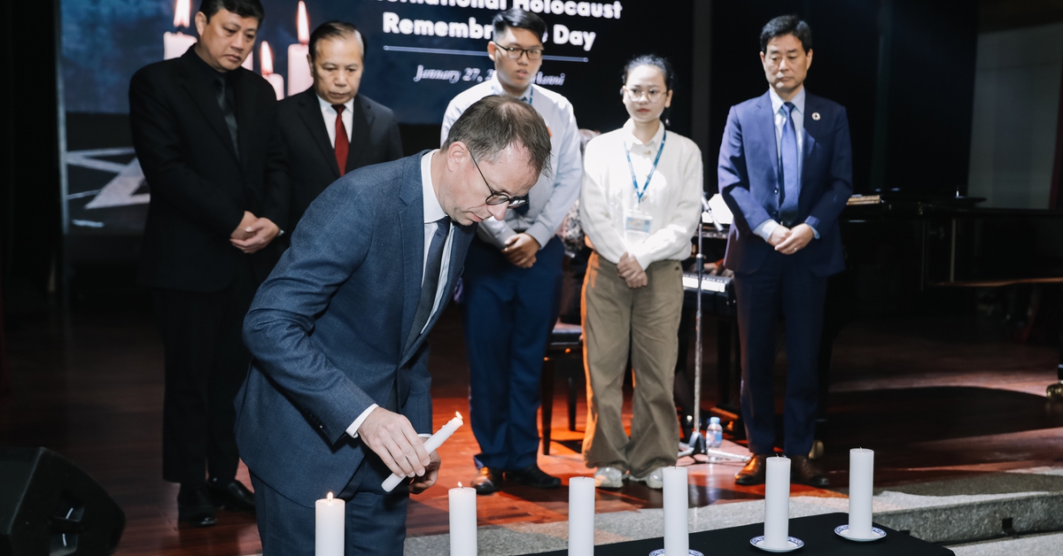 Đại biện Đức tại Việt Nam thắp nến tưởng niệm nạn nhân trong thảm họa diệt chủng Do Thái