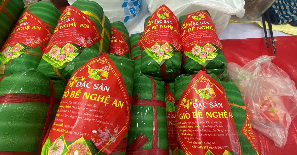 Đặc sản 'lạ' ba miền đổ bộ Đà Nẵng, dân khoái mua đồ Lào về nhâm nhi ngày Tết