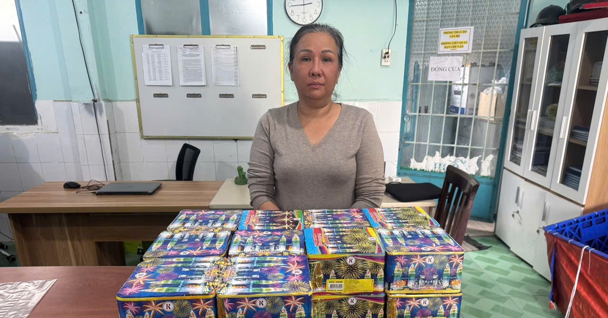 Công an xã Đông Thạnh, TP.HCM bắt người phụ nữ bán 67kg pháo nổ