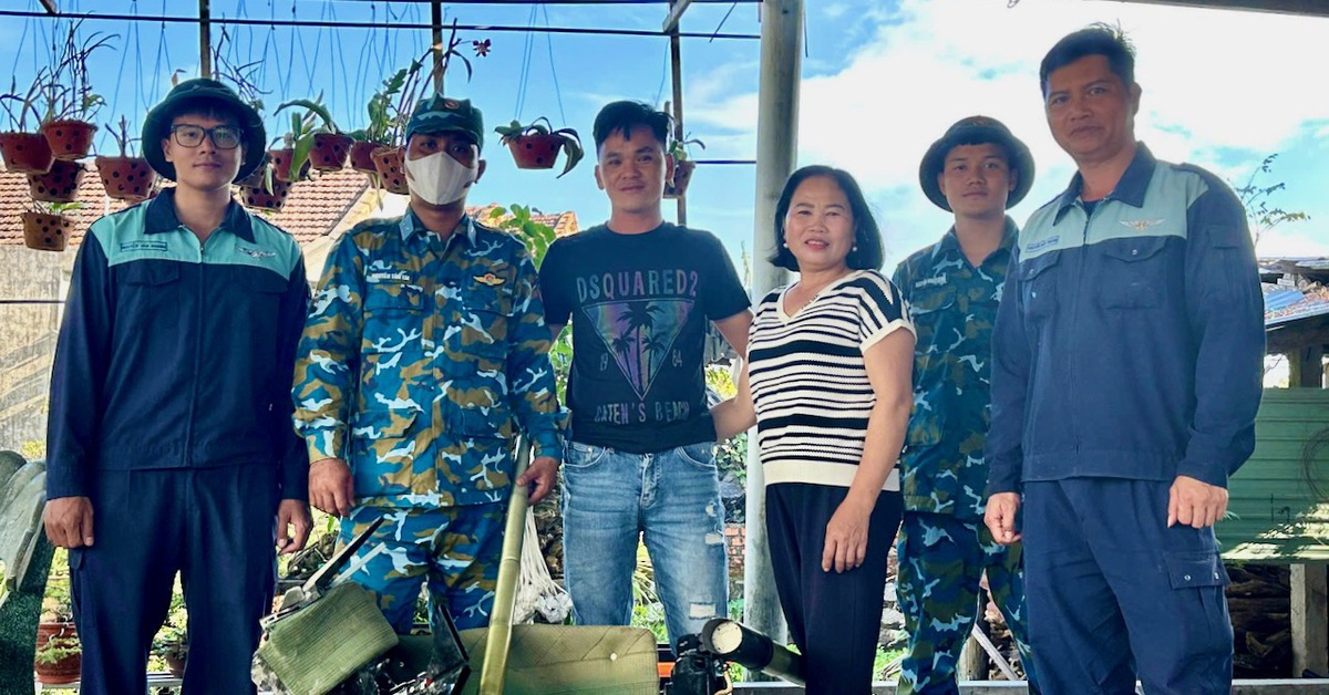 Ra sau vườn nhà, người đàn ông phát hiện ghế rơi từ chiếc máy bay Yak-130 gặp nạn