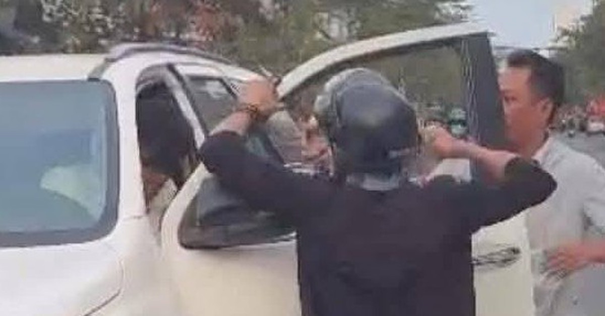 Bắt người đàn ông hùng hổ lao vào đánh tài xế ô tô sau va chạm giao thông