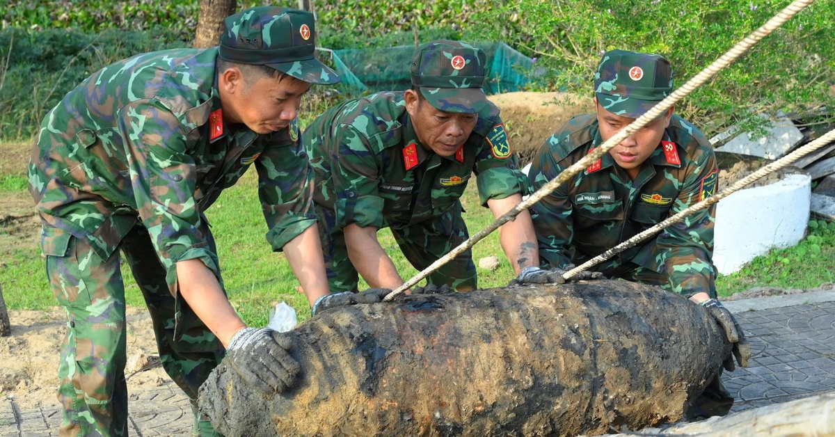 Cà Mau bàn giao gần 1,5 tấn bom cho Lữ đoàn Công binh 25