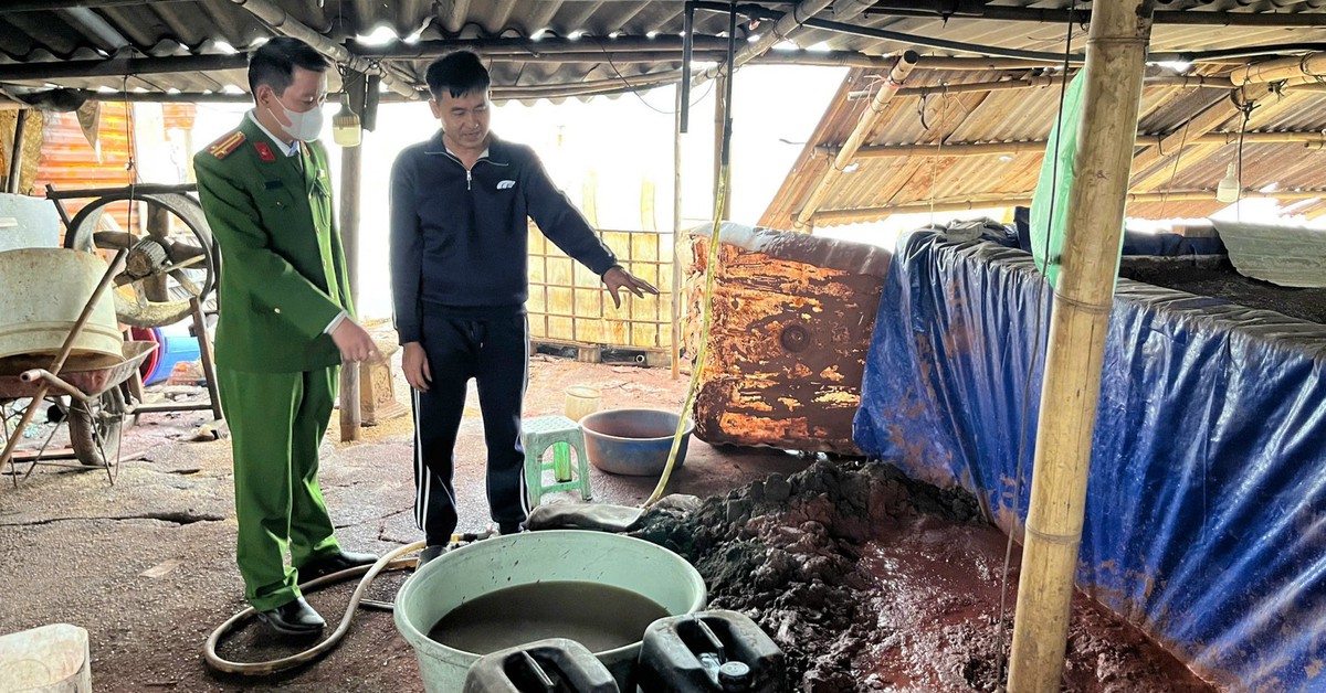 Phát hiện 2 xưởng phân kim xả 6,7 tấn chất thải nguy hại ra ven sông Đuống