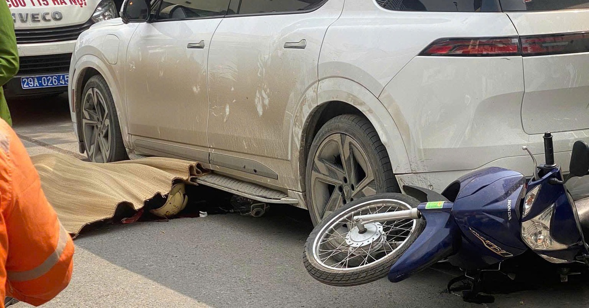 Ô tô lùi trúng 2 người trên phố ở Hà Nội, 1 phụ nữ tử vong