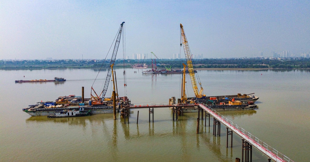 Công trường làm cầu dây văng hơn 11.800 tỉ đồng nối Hà Nội và Hưng Yên