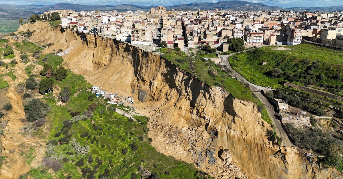 Landslide leaves Sicilian town teetering on cliff edge