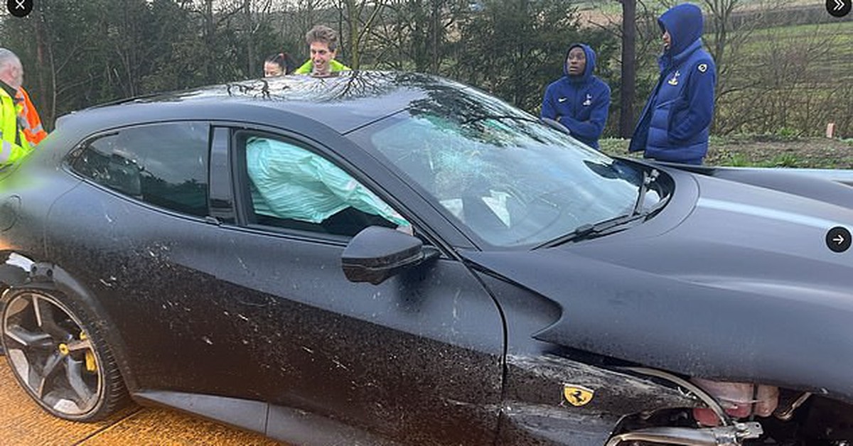 Ngôi sao của Tottenham thoát chết sau sự cố nổ lốp xe trên cao tốc