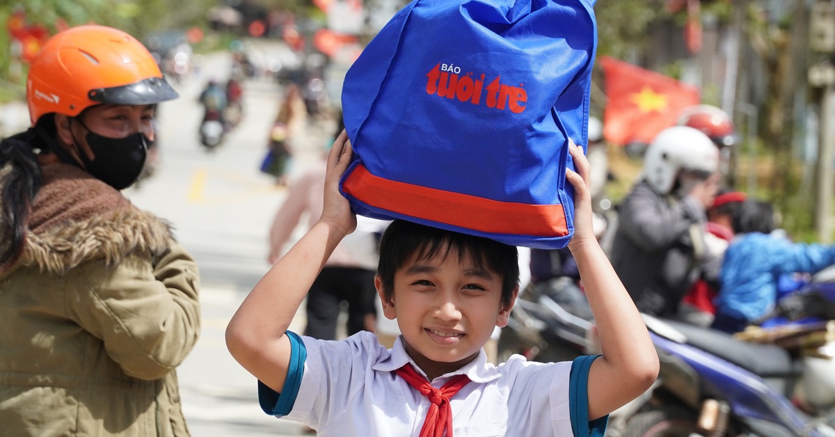 Báo Tuổi Trẻ mang 500 phần quà 'Tết sẻ chia' đến với học trò miền núi Đà Nẵng