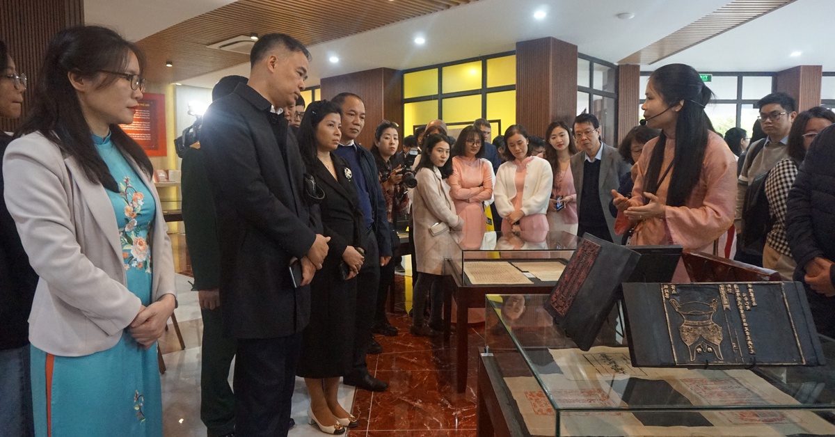 Cơ hội quý xem mộc bản khắc việc vua Gia Long cho đổi quốc hiệu thành Việt Nam