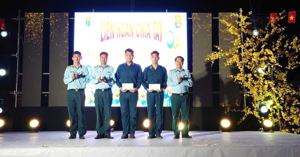 Hũ gạo ấm tình đồng đội trong ngày chia tay chiến sĩ