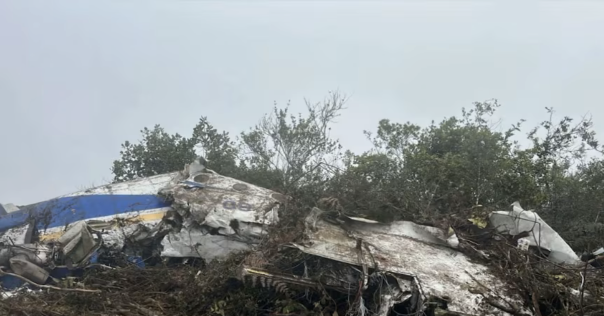 Máy bay cánh quạt bay được nửa đường thì rơi, 15 người thiệt mạng