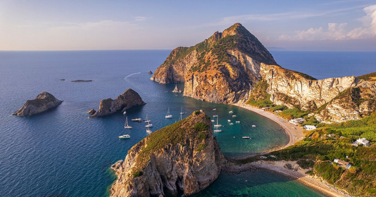 Khám phá hòn đảo thiên đường ‘không dấu chân người’ ở Italy