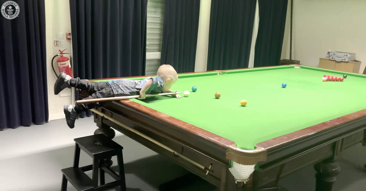 Thần đồng hai tuổi lập cú đúp kỷ lục Guinness với những đường đánh snooker điêu luyện