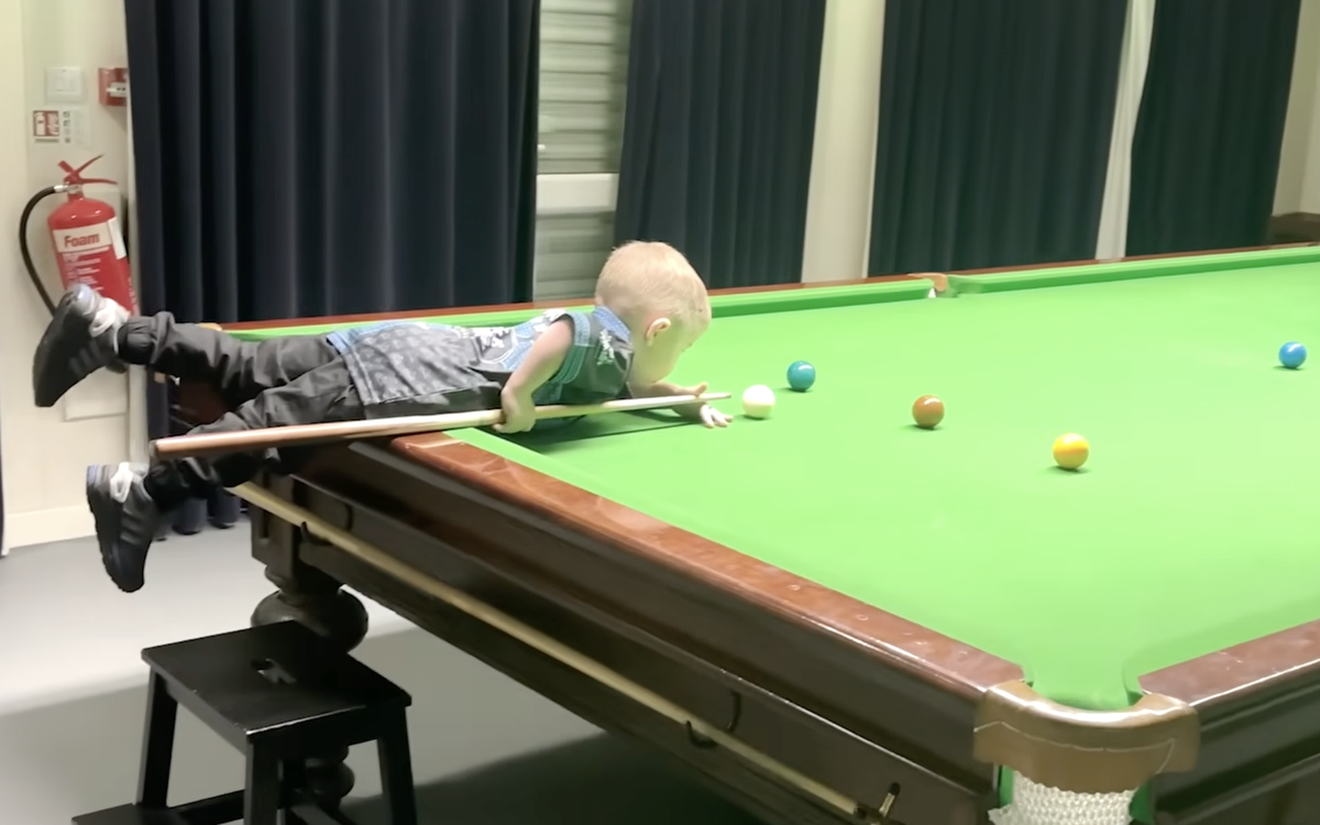 Thần đồng hai tuổi lập cú đúp kỷ lục Guinness với những đường đánh snooker điêu luyện