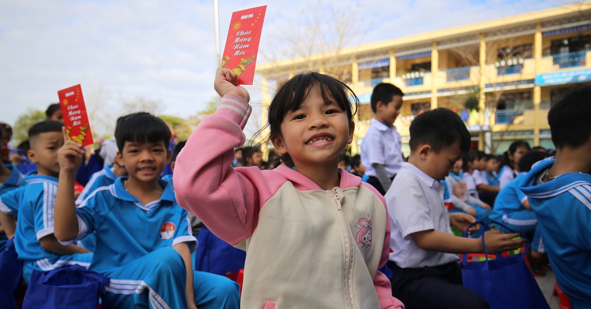 Quà Tết báo Tuổi Trẻ đến với học sinh vùng lũ: 'Mình sẽ đưa cho mẹ mua quần áo Tết'