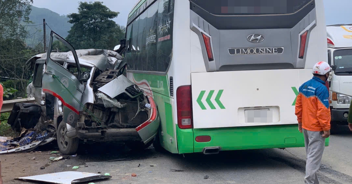 Xe khách giường nằm biển Lào va chạm xe hạ tải, hai người tử vong