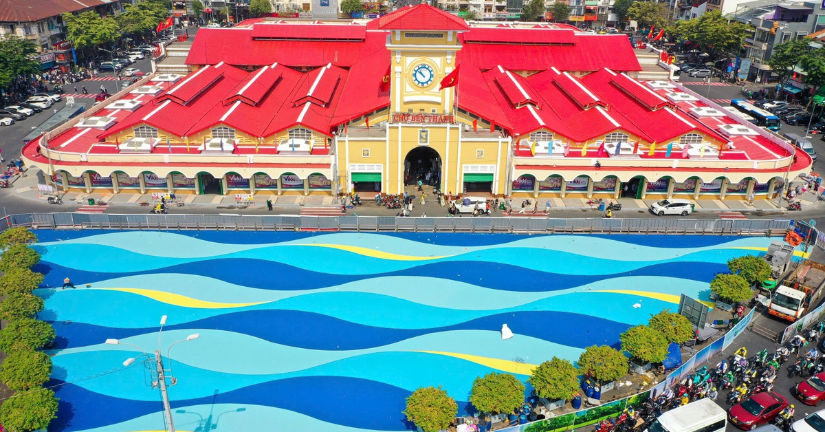 Công nhân xuyên đêm chỉnh trang, làm đẹp chợ Bến Thành, thương xá Tax, hồ Con Rùa