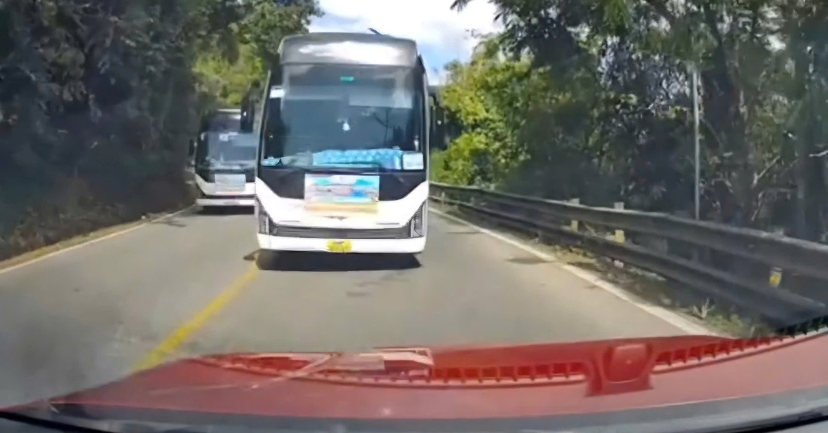 Xe khách chở học sinh vượt ẩu, cảnh sát giao thông mời tài xế lên làm việc