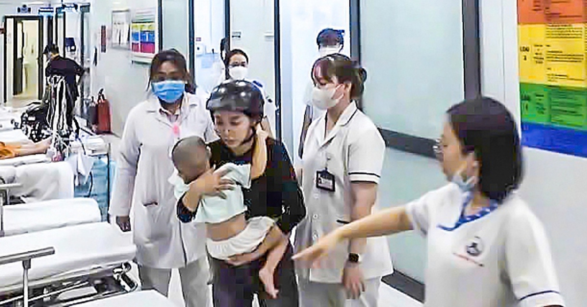 Con trai hóc dị vật, người mẹ 'cầu cứu' cảnh sát giao thông chở đến bệnh viện kịp thời