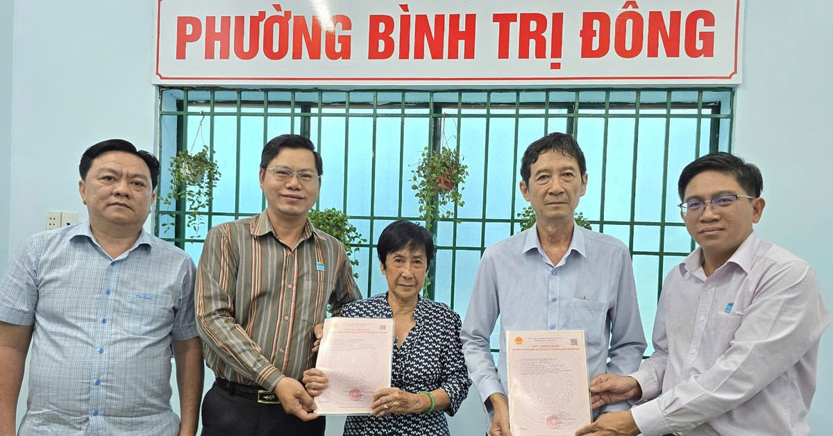 Chủ tịch phường Bình Trị Đông cấp sổ hồng cho 2 hộ dân hơn 30 năm đi đòi đất