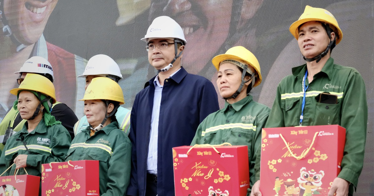 Trao quà Tết sớm cho 1.100 công nhân đang tham gia 'đại chỉnh trang' hồ Tây