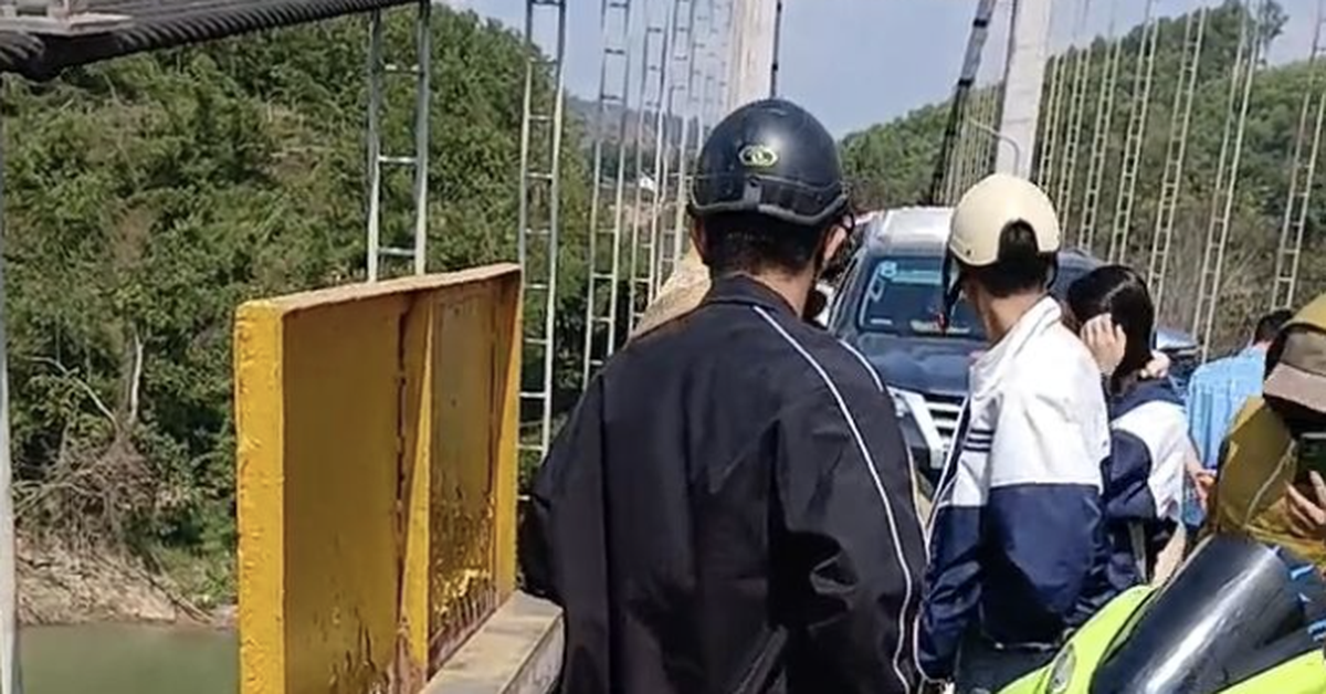 Người dân hoảng hốt vì lá thư kèm đôi dép để lại trên cầu giữa trưa