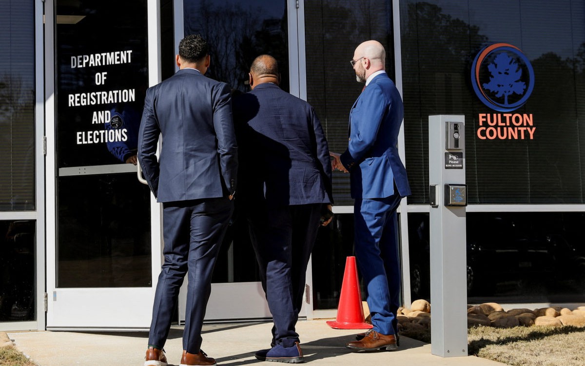 FBI bất ngờ đột kích văn phòng bầu cử bang Georgia, thu giữ hàng trăm thùng phiếu năm 2020