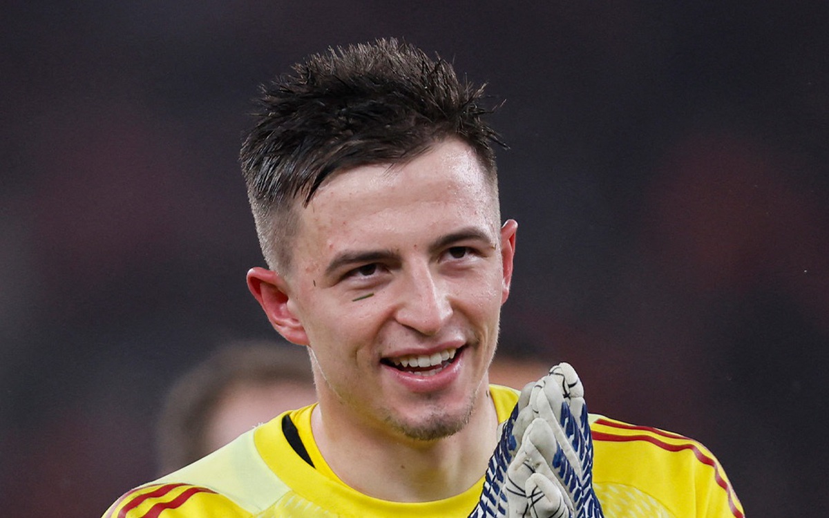 Thủ môn Benfica đi vào lịch sử sau bàn thắng không tưởng vào lưới Real Madrid