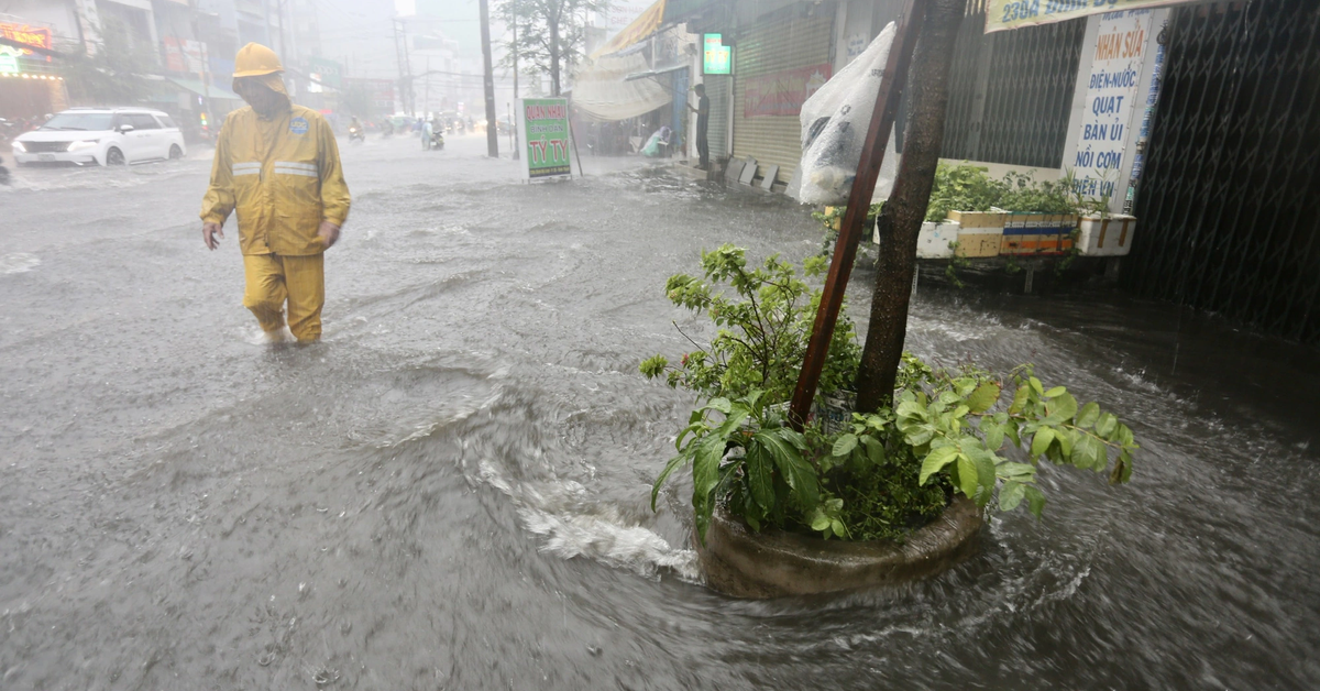 Từ Hàng Xanh đến quốc lộ 13: Vì sao nhiều tuyến đường cứ mưa là ngập?
