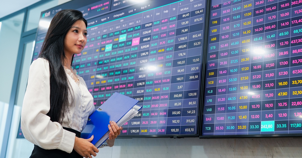 Chứng khoán ì ạch, có nên nhập cuộc 'cơn sốt' bạc?