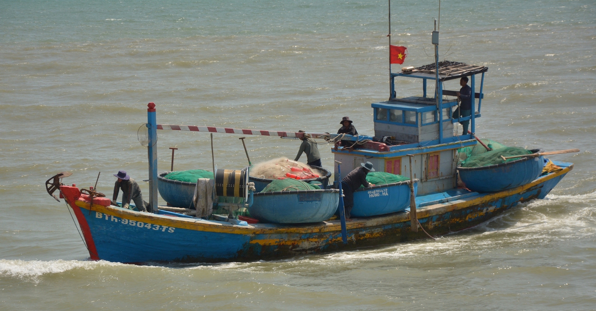 Dự án nạo vét cửa biển La Gi chậm trễ, ghe cá thấp thỏm ra vào