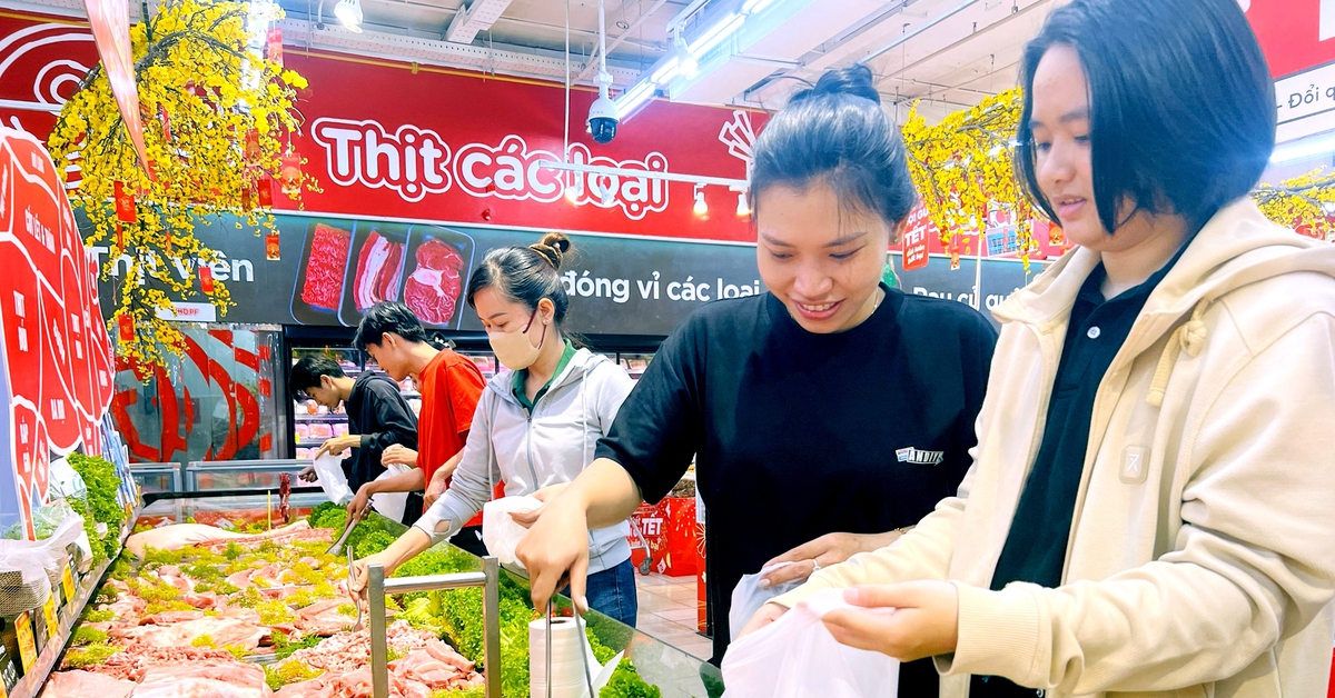 Giá heo hơi tăng cao nhưng siêu thị vẫn mạnh tay giảm giá thịt, hỗ trợ người dân sắm Tết