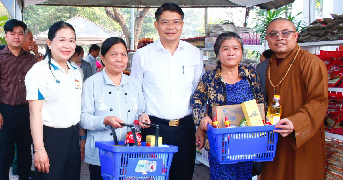 Xã Bình Chánh, TP.HCM tổ chức 'Phiên chợ 0 đồng', trao quà đến 1.200 hộ khó khăn