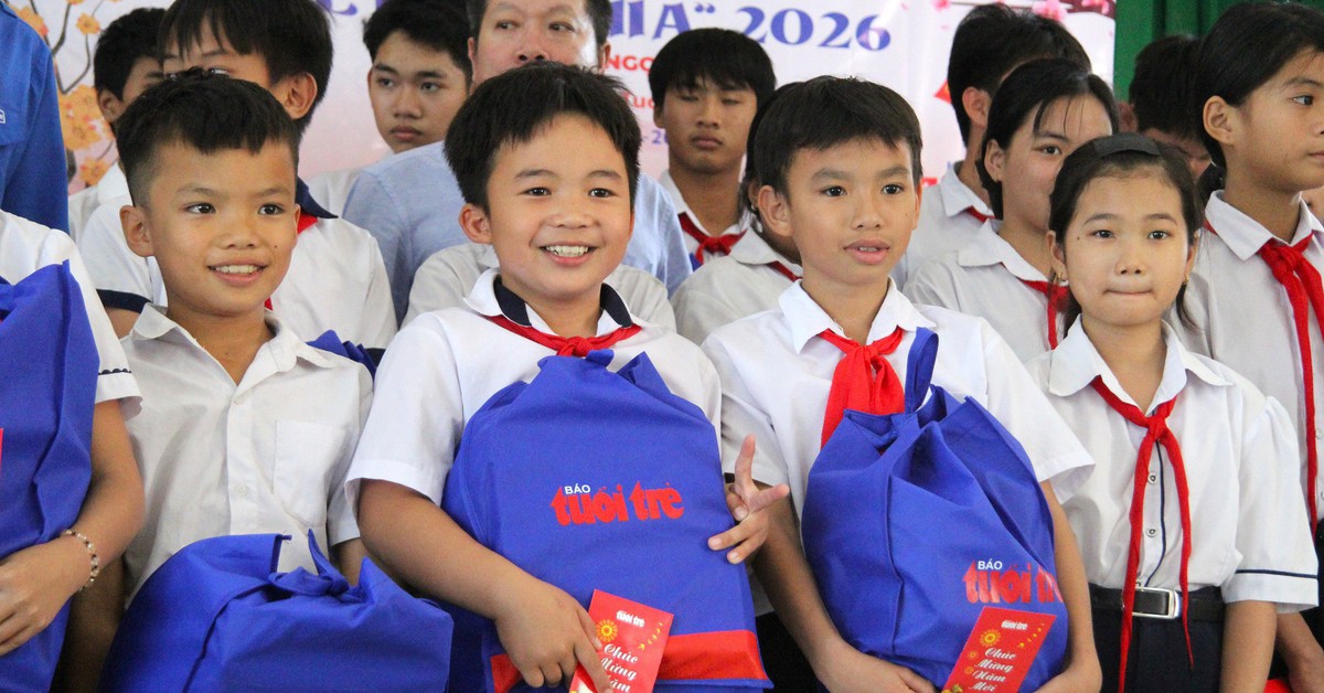Bạn đọc Tuổi Trẻ đưa Tết sớm đến học sinh vùng lũ Ninh Thuận cũ