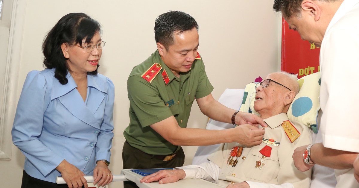 Trung tướng Mai Hoàng trao Huy hiệu 80 năm tuổi Đảng cho Đại tá Lê Hãn