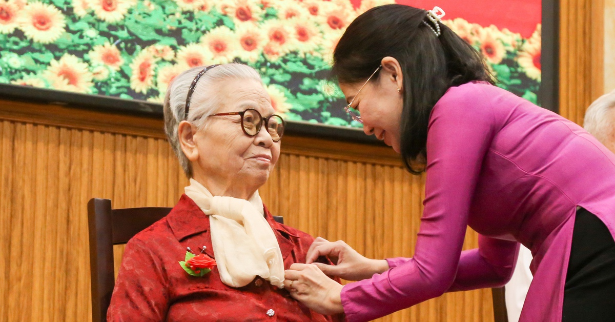 Phường Đức Nhuận trao Huy hiệu Đảng đến 41 đảng viên dịp 3-2