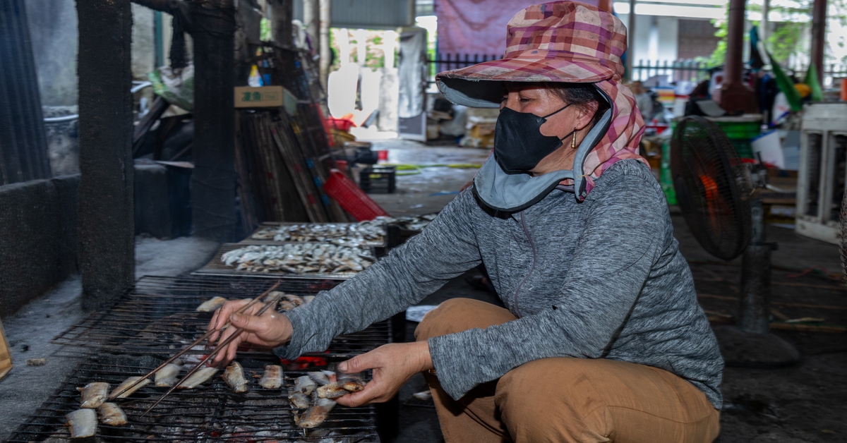 Nghề nướng cá biển vào vụ Tết, người làm ngồi bên bếp than hồng từ trưa đến tối