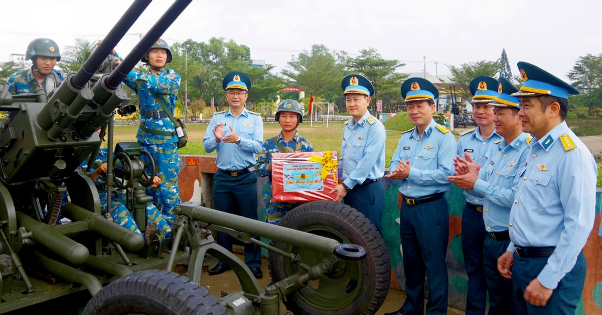 Trung đoàn pháo phòng không chủ lực miền Trung chuẩn bị cho bộ đội đón Tết