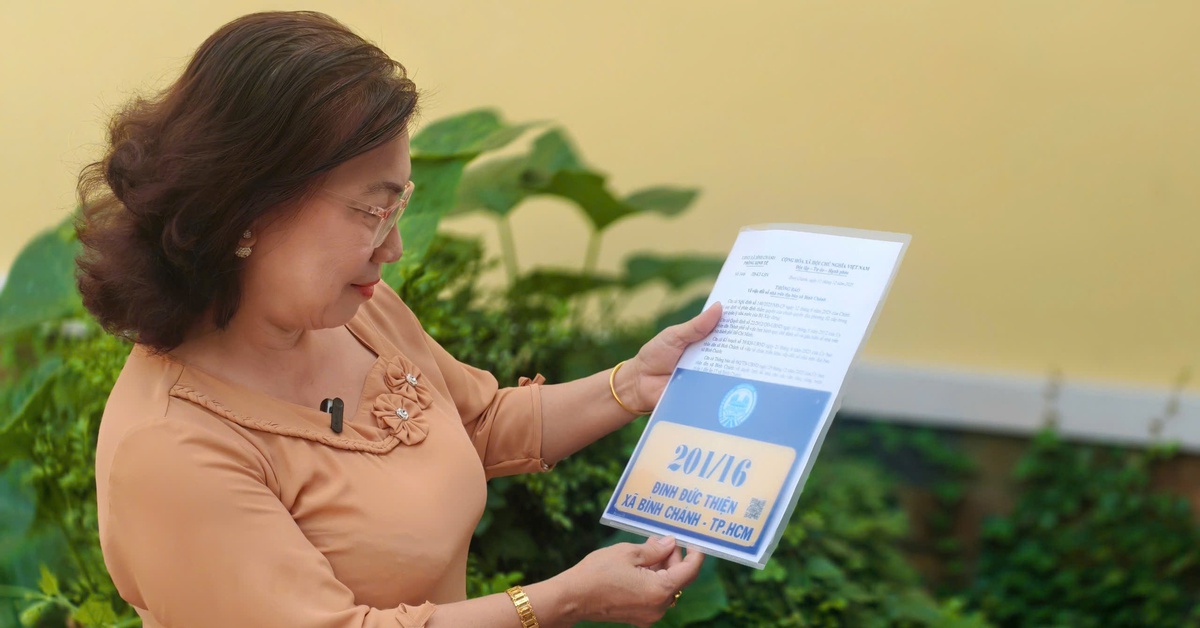 Người dân ở Bình Chánh phấn khởi khi được tặng bảng số nhà mới