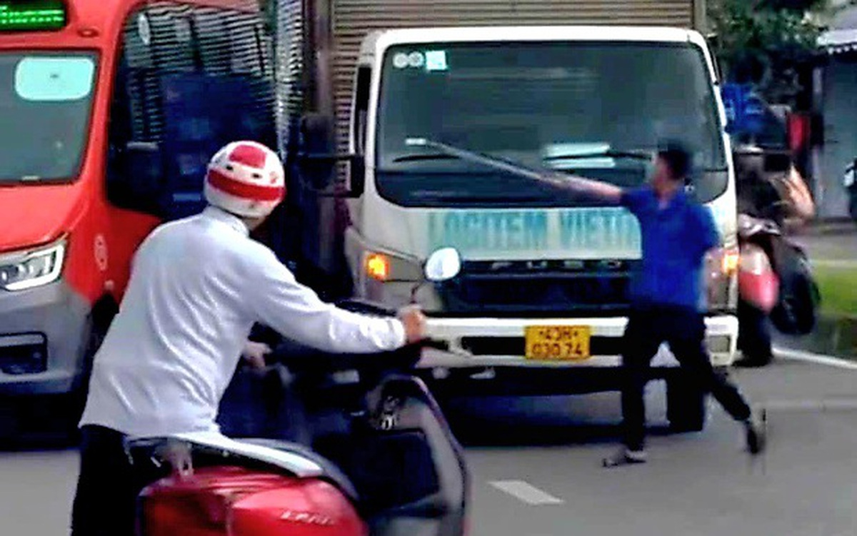 Tài xế xe tải tạt đầu, chặn xe buýt Phương Trang, cầm cây sắt hù dọa