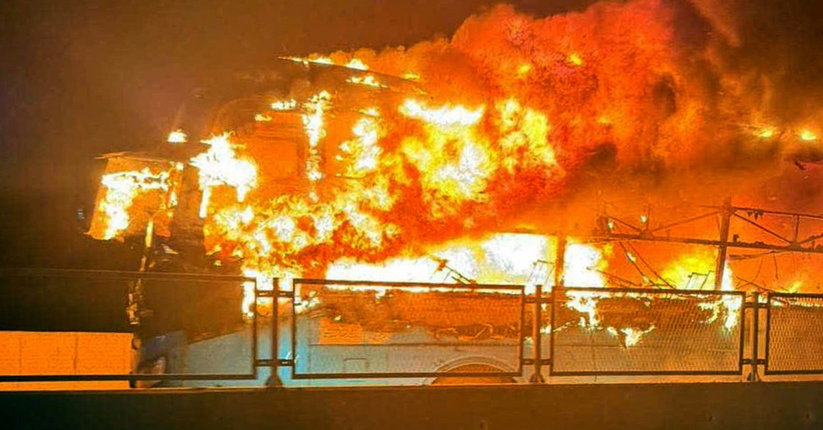 Xe giường nằm cháy rụi trên cao tốc, nam sinh lớp 12 tử vong