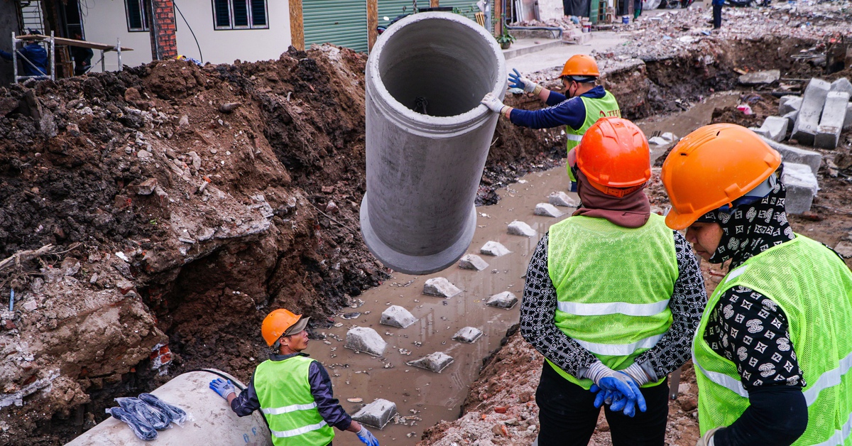 Công nhân 'đội' rét 13 độ hối hả thi công đường vành đai 1 xuyên ngày nghỉ lễ