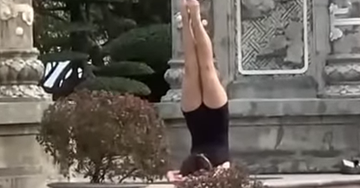 ‘Trồng cây chuối’ phản cảm trước cổng chùa Linh Ứng để quay phim