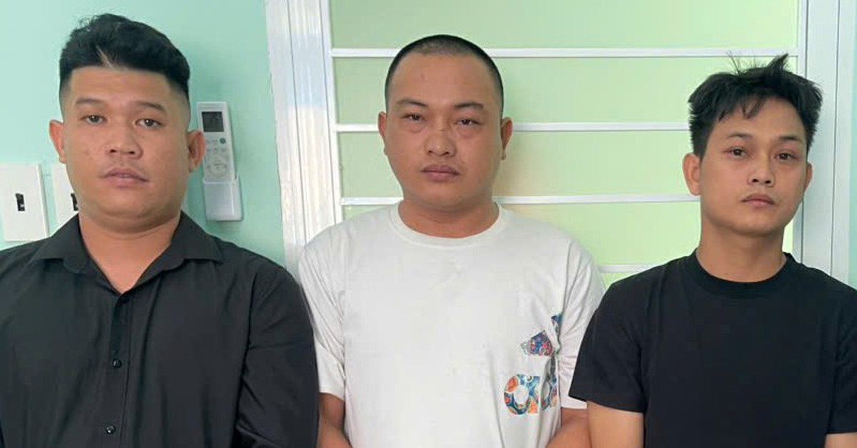 Khởi tố 11 bị can giả làm 