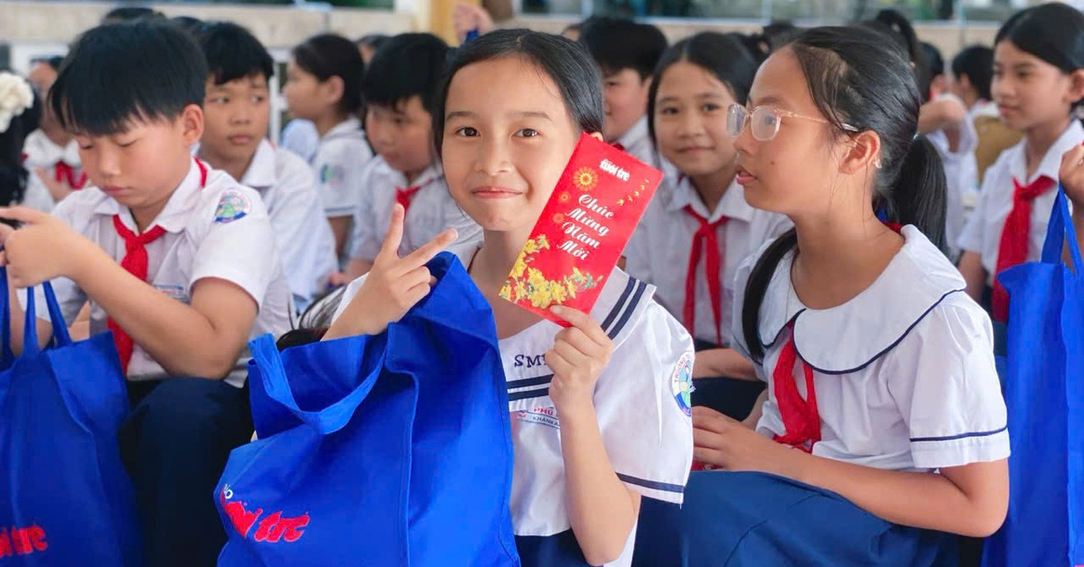 Nhận quà Tết sớm từ Tuổi Trẻ, học sinh vùng lũ Huế ấm lòng đón xuân