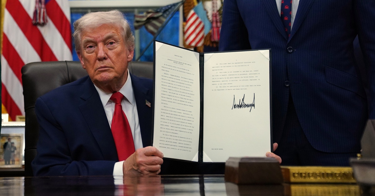 Ông Trump đe dọa áp thuế các quốc gia bán dầu cho Cuba