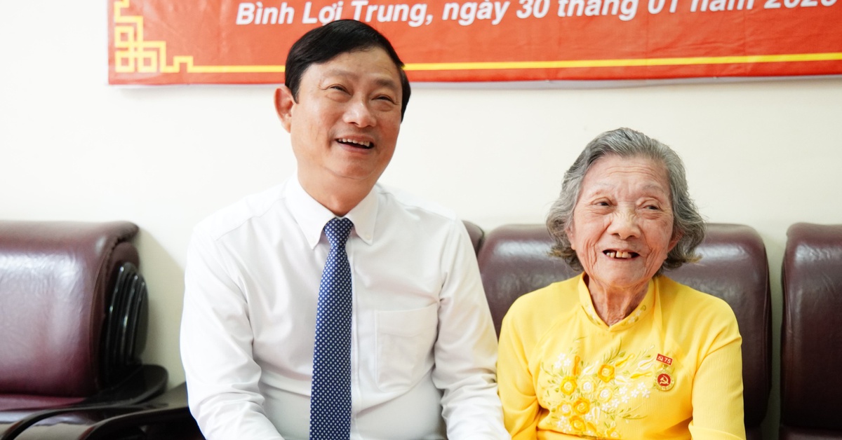 Phó bí thư Thành ủy TP.HCM Võ Văn Minh trao Huy hiệu 75 năm tuổi Đảng ở phường Bình Lợi Trung